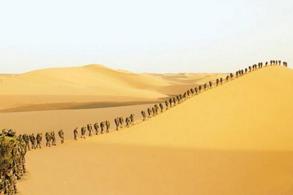 新兵穿越沙漠腹地