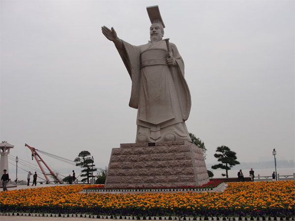 三国时期吴王孙权雕像