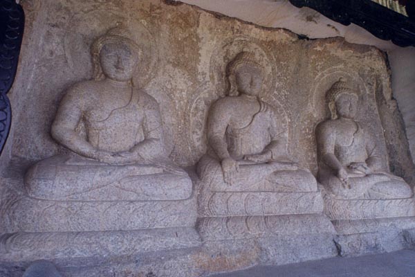藏传佛教三世佛石雕造像