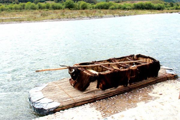 圣水河上牦牛船