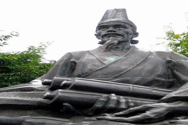 陈寿青铜塑像