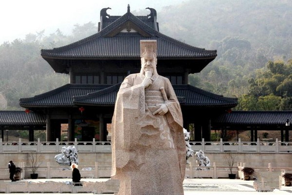 秦始皇巨型石雕像