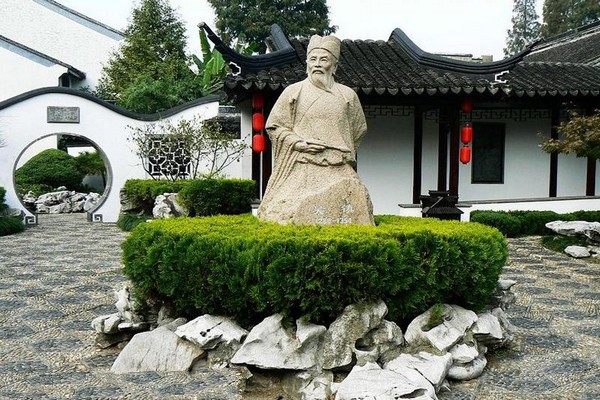 吴镇雕塑像