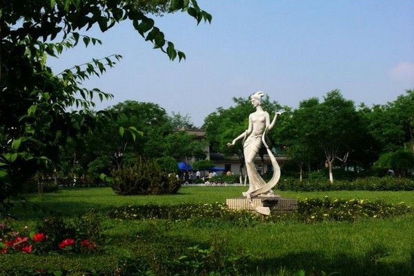 绿地雕塑